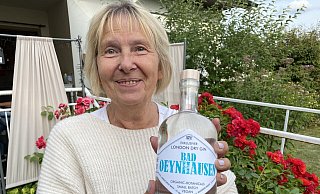 Elke Bastert hat speziell für Bad Oeynhausen einen Kurstadt-Gin kreieren lassen, der bei Weserbergland Spirituosen explizit für ihr Weinkontor hergestellt wird. - Nicole Sielermann Elke Bastert hat speziell für Bad Oeynhausen einen Kurstadt-Gin kreieren lassen, der bei Weserbergland Spirituosen explizit für ihr Weinkontor hergestellt wird. - Nicole Sielermann