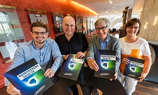 Sind hochzufrieden mit der Saison: Konzerthausdirektor Martin Beyer, Intendant Michael Heicks, Kulturdezernent Udo Witthaus und Verwaltungschefin Ilona Hannemann mit den druckfrischen „Quintessenz“-Heften. - Dennis Angenendt Sind hochzufrieden mit der Saison: Konzerthausdirektor Martin Beyer, Intendant Michael Heicks, Kulturdezernent Udo Witthaus und Verwaltungschefin Ilona Hannemann mit den druckfrischen „Quintessenz“-Heften. - Dennis Angenendt
