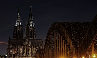 Die Spitzen der Türme des Kölner Doms. Der Dom war wegen der Energiekrise zuletzt bei Nacht vollständig unbeleuchtet. - Oliver Berg/dpa Die Spitzen der Türme des Kölner Doms. Der Dom war wegen der Energiekrise zuletzt bei Nacht vollständig unbeleuchtet. - Oliver Berg/dpa