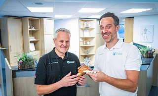 Daniel Würth (l.) und Marco Miersbach in ihrer Orthopädiepraxis an der Dorfstraße. - Sarah Jonek Daniel Würth (l.) und Marco Miersbach in ihrer Orthopädiepraxis an der Dorfstraße. - Sarah Jonek