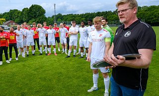 Landesliga-Staffelleiter Gero Wittkemper (r.) bei der Schalenübergabe an Theesens Kapitän Laurens Flocke (2. v. r.). Nach dem Spiel war die Stimmung gedrückter. - Andreas Zobe Landesliga-Staffelleiter Gero Wittkemper (r.) bei der Schalenübergabe an Theesens Kapitän Laurens Flocke (2. v. r.). Nach dem Spiel war die Stimmung gedrückter. - Andreas Zobe