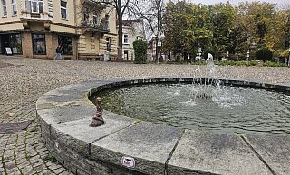 Nur kurze Zeit posierte die kleine Meerjungfrau am Dienstag auf dem Brunnenrand am Augustaplatz, bevor sie gestohlen wurde. - Stadt Bad Oeynhausen Nur kurze Zeit posierte die kleine Meerjungfrau am Dienstag auf dem Brunnenrand am Augustaplatz, bevor sie gestohlen wurde. - Stadt Bad Oeynhausen