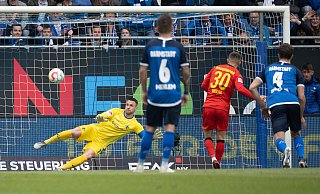 Paderborns Florent Muslija trifft per Elfmeter kurz vor der Pause zum 1:1. Darmstadts Keeper Marcel Schuhen ist machtlos. - dpa Paderborns Florent Muslija trifft per Elfmeter kurz vor der Pause zum 1:1. Darmstadts Keeper Marcel Schuhen ist machtlos. - dpa