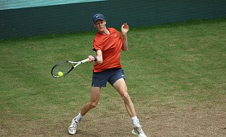 Jannik Sinner setzte sich im Finale von Halle gegen Hubert Hurkacz durch. - Friso Gentsch/dpa Jannik Sinner setzte sich im Finale von Halle gegen Hubert Hurkacz durch. - Friso Gentsch/dpa