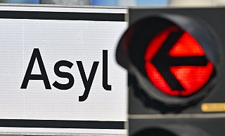 Für abgelehnte Asylbewerber soll es in Bayern bald kein Geld mehr geben, sondern Chipkarten zum begrenzten Einkauf bestimmter Waren. - Patrick Pleul/dpa Für abgelehnte Asylbewerber soll es in Bayern bald kein Geld mehr geben, sondern Chipkarten zum begrenzten Einkauf bestimmter Waren. - Patrick Pleul/dpa