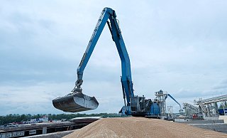 Ein Bagger verlädt in einem Getreidehafen im ukrainischen Ismajil Getreide in ein Frachtschiff. - Andrew Kravchenko/AP/dpa Ein Bagger verlädt in einem Getreidehafen im ukrainischen Ismajil Getreide in ein Frachtschiff. - Andrew Kravchenko/AP/dpa