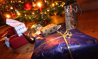 Weihnachten steht vor der Tür. Wer jetzt noch nicht los war, um Geschenke zu kaufen, der hat im Kreis Höxter Glück, auch über die Feiertage noch eine Kleinigkeit zum Mitbringen für den Weihnachtsbesuch zu finden. Die "NW" verrät in ihren Last-Minute-Tipps, wo es die gibt. - Karl-Josef Hildenbrand/dpa Weihnachten steht vor der Tür. Wer jetzt noch nicht los war, um Geschenke zu kaufen, der hat im Kreis Höxter Glück, auch über die Feiertage noch eine Kleinigkeit zum Mitbringen für den Weihnachtsbesuch zu finden. Die "NW" verrät in ihren Last-Minute-Tipps, wo es die gibt. - Karl-Josef Hildenbrand/dpa