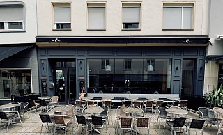Freitagmittag vor dem Cafe Thumel 1504 am Gehrenberg: Die Eingangstür verschlossen, Stühle sowie Tische zusammengekettet und nur ein einsamer Passant telefoniert, wo sich um diese Zeit sonst viele Gäste tummeln. - Stefan Becker Freitagmittag vor dem Cafe Thumel 1504 am Gehrenberg: Die Eingangstür verschlossen, Stühle sowie Tische zusammengekettet und nur ein einsamer Passant telefoniert, wo sich um diese Zeit sonst viele Gäste tummeln. - Stefan Becker