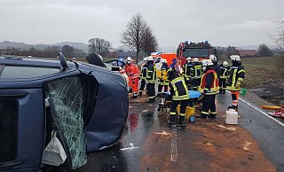Die auslaufenden Betriebsstoffe wurden abgestreut. - Feuerwehr Vlotho Die auslaufenden Betriebsstoffe wurden abgestreut. - Feuerwehr Vlotho