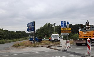 Hier tut sich was: Die Auffahrt zur A33 an der Oerlinghauser Straße in Schloß Holte-Stukenbrock ist seit Wochen gesperrt. Das kritisierten Bürger, weil es ihrer Einschätzung nach nicht nötig sei. - Birgit Guhlke Hier tut sich was: Die Auffahrt zur A33 an der Oerlinghauser Straße in Schloß Holte-Stukenbrock ist seit Wochen gesperrt. Das kritisierten Bürger, weil es ihrer Einschätzung nach nicht nötig sei. - Birgit Guhlke