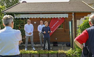 Der stellvertretende SPD-Vorsitzende Kevin Kühnert (r.) sprach am Sonntag vor zahlreichen Besuchern auf dem Minigolfplatz. Landtagskandidat Ingo Ellerkamp (v. l.) und Bürgermeisterkandidat Marvin Schrodke begrüßten den Spitzenpolitiker. - Noah Brümmelhorst Der stellvertretende SPD-Vorsitzende Kevin Kühnert (r.) sprach am Sonntag vor zahlreichen Besuchern auf dem Minigolfplatz. Landtagskandidat Ingo Ellerkamp (v. l.) und Bürgermeisterkandidat Marvin Schrodke begrüßten den Spitzenpolitiker. - Noah Brümmelhorst
