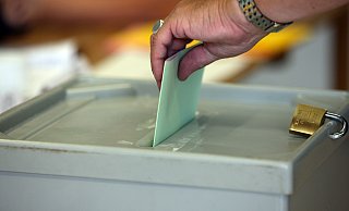 Am 13. September werden Karten bei den Koummalwahlen in NRW neu gemischt. - Picture Alliance / Symbolbild Am 13. September werden Karten bei den Koummalwahlen in NRW neu gemischt. - Picture Alliance / Symbolbild