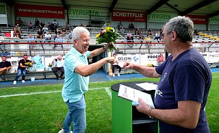 Vorstandssprecher Hans-Hermann Kirschner (l.) gratuliert Waldemar Kostrzewa mit der Corona-Faust zu seiner Ehrung durch den westfälischen Verband. - Andreas Frücht Vorstandssprecher Hans-Hermann Kirschner (l.) gratuliert Waldemar Kostrzewa mit der Corona-Faust zu seiner Ehrung durch den westfälischen Verband. - Andreas Frücht