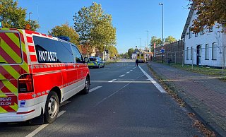 Die B 61 in Gütersloh ist wegen eines Notarzteinsatzes gesperrt. - Thorsten Heß Die B 61 in Gütersloh ist wegen eines Notarzteinsatzes gesperrt. - Thorsten Heß
