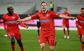 Der Paderborner Robert Leipertz bejubelt in der Nachspielzeit seinen Siegtreffer zum 1:0. Richmond Tachie und Vorbereiter Sebastian Klaas (hinten l.) feiern mit. - dpa Der Paderborner Robert Leipertz bejubelt in der Nachspielzeit seinen Siegtreffer zum 1:0. Richmond Tachie und Vorbereiter Sebastian Klaas (hinten l.) feiern mit. - dpa