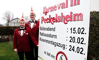 Vorsitzender Mario Schulte (l.) und Präsident Uwe Jonietz vom Peckelsheimer Karnevalsverein Pickel-Jauh präsentieren den Narrenfahrplan für die aktuelle Session. - Burkhard Battran Vorsitzender Mario Schulte (l.) und Präsident Uwe Jonietz vom Peckelsheimer Karnevalsverein Pickel-Jauh präsentieren den Narrenfahrplan für die aktuelle Session. - Burkhard Battran