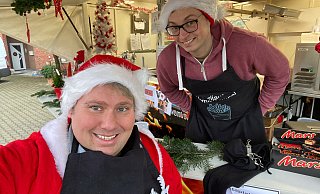 Sven und Sebi Florijan an ihrer Pommes-Insel in Aschendorf. Die "Goodbye Deutschland"-Auswanderer bauen sich gerade in Versmolds Nachbarschaft eine neue Existenz auf. Die Sehnsucht nach Mallorca ist dennoch groß. - Privat Sven und Sebi Florijan an ihrer Pommes-Insel in Aschendorf. Die "Goodbye Deutschland"-Auswanderer bauen sich gerade in Versmolds Nachbarschaft eine neue Existenz auf. Die Sehnsucht nach Mallorca ist dennoch groß. - Privat