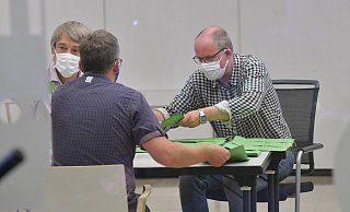Nachdem aufgefallen war, dass 248 falsche Stimmzettel verteilt wurden, ist der Wahlvorgang kurzzeitig unterbrochen worden. - Jens Dünhölter Nachdem aufgefallen war, dass 248 falsche Stimmzettel verteilt wurden, ist der Wahlvorgang kurzzeitig unterbrochen worden. - Jens Dünhölter