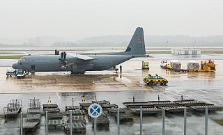 Die am Paderborner Flughafen gesammelten Hilfsgüter werden mit einem dänischen Militärflugzeug zu einem NATO-Stützpunkt in die Türkei gebracht. - Moritz Klöckner Die am Paderborner Flughafen gesammelten Hilfsgüter werden mit einem dänischen Militärflugzeug zu einem NATO-Stützpunkt in die Türkei gebracht. - Moritz Klöckner