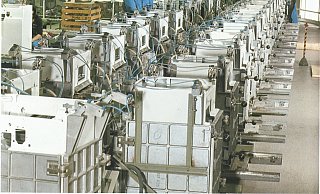 1970: Blick in die Miele-Werkshalle in Bielefeld. Hier entstehen vollautomatische Geschirrspüler. - miele 1970: Blick in die Miele-Werkshalle in Bielefeld. Hier entstehen vollautomatische Geschirrspüler. - miele