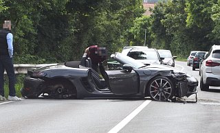 Der Porsche Boxster wurde beim Unfall auf der Engerstraße im Kreis Gütersloh schwer beschädigt. - Christian Helmig Der Porsche Boxster wurde beim Unfall auf der Engerstraße im Kreis Gütersloh schwer beschädigt. - Christian Helmig