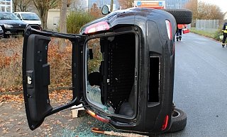 Der Fiat der 72-Jährigen kippte bei der Kollision auf die Seite. - Polizei Minden-Lübbecke Der Fiat der 72-Jährigen kippte bei der Kollision auf die Seite. - Polizei Minden-Lübbecke