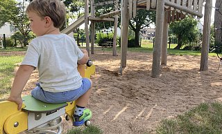 Klassische Spielgeräte gruppieren sich an der Wittekindstraße um ein modernes und hölzernes Gerüst, das gleich mehrere Innovationen kombiniert. - Felix Eisele Klassische Spielgeräte gruppieren sich an der Wittekindstraße um ein modernes und hölzernes Gerüst, das gleich mehrere Innovationen kombiniert. - Felix Eisele