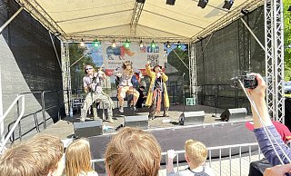 Die Band "Rednex" setzte mit ihrer spektakulären Bühnenshow einen eindrucksvollen Schlusspunkt unter den Tag der offenen Tür. - Natalie Gottwald Die Band "Rednex" setzte mit ihrer spektakulären Bühnenshow einen eindrucksvollen Schlusspunkt unter den Tag der offenen Tür. - Natalie Gottwald