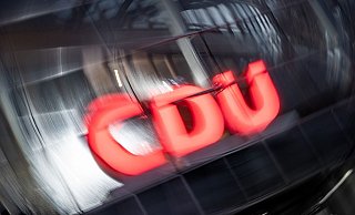 Das CDU-Logo an der Parteizentrale, dem Konrad-Adenauer Haus in Berlin. - Foto: Michael Kappeler/dpa Das CDU-Logo an der Parteizentrale, dem Konrad-Adenauer Haus in Berlin. - Foto: Michael Kappeler/dpa