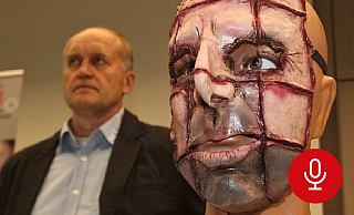 Polizeisprecher Friedhelm Burchard präsentiert die Horrormaske namens „Serienkiller Justin", mit der der junge Mann seine Nachbarin überfallen.hat. - NW Polizeisprecher Friedhelm Burchard präsentiert die Horrormaske namens „Serienkiller Justin", mit der der junge Mann seine Nachbarin überfallen.hat. - NW