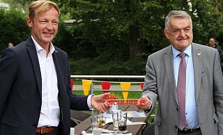 Innenminister Herbert Reul (r.) bekam vom CDU-Stadtverbandsvorsitzenden und Landtagsabgeordneten ein Souvenir ("Mr. Sicherheit") aus dem 3-D-Drucker. - Rosanna Martens Innenminister Herbert Reul (r.) bekam vom CDU-Stadtverbandsvorsitzenden und Landtagsabgeordneten ein Souvenir ("Mr. Sicherheit") aus dem 3-D-Drucker. - Rosanna Martens