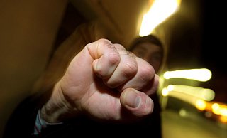 Die Bewohner sollen den Mann geschlagen haben. - Verwendung weltweit Die Bewohner sollen den Mann geschlagen haben. - Verwendung weltweit