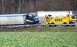 Der Lkw muss nun mit einem Kran herausgezogen werden. - Thomas Lieske Der Lkw muss nun mit einem Kran herausgezogen werden. - Thomas Lieske