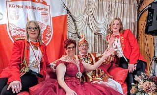 Das Prinzenpaar Monika und Dirk Mertens mit seinen Prinzenführerinnen Jennifer Koch und Manuela Mertens. - Burkhard Battran Das Prinzenpaar Monika und Dirk Mertens mit seinen Prinzenführerinnen Jennifer Koch und Manuela Mertens. - Burkhard Battran