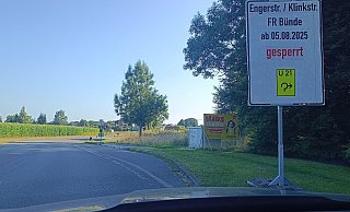 Von Enger aus kommend, werden die Fahrer am Kreisel in Belke-Steinbeck nach rechts auf den Westfalenring geschickt, um die Baustelle an der Engerstraße und der Klinkstraße zu umfahren. - Sven Hauhart Von Enger aus kommend, werden die Fahrer am Kreisel in Belke-Steinbeck nach rechts auf den Westfalenring geschickt, um die Baustelle an der Engerstraße und der Klinkstraße zu umfahren. - Sven Hauhart