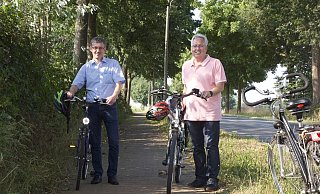 Bernd Dumcke (l.) und Jürgen Müller besprachen im Herbst 2019, den Radweg an der Mühlenburger Straße sanieren zu lassen. - Andreas Sundermeier Bernd Dumcke (l.) und Jürgen Müller besprachen im Herbst 2019, den Radweg an der Mühlenburger Straße sanieren zu lassen. - Andreas Sundermeier
