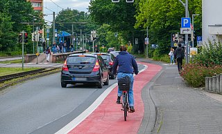 Über die Kurt-Schumacher-Straße soll die Fahrradstraße Richtung Uni Bielefeld geführt werden. Für Autos soll es aber stadteinwärts keine Einbahnstraßenregelung mehr geben. - Andreas Zobe Über die Kurt-Schumacher-Straße soll die Fahrradstraße Richtung Uni Bielefeld geführt werden. Für Autos soll es aber stadteinwärts keine Einbahnstraßenregelung mehr geben. - Andreas Zobe