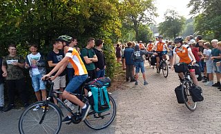 Start gelungen: Die Schüler machen sich auf die lange Reise in Richtung Frankreich. Ihr gesamtes Gepäck hängt an ihren Fahrrädern. - Moritz Jülich Start gelungen: Die Schüler machen sich auf die lange Reise in Richtung Frankreich. Ihr gesamtes Gepäck hängt an ihren Fahrrädern. - Moritz Jülich