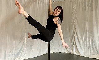 Seit mehr als 23 Jahren betreibt die heute 43-Jährige Candy Teichert Pole-Dance. In diesem Jahr möchte sie ihren Traum erfüllen und ihr eigenes Studio eröffnen. - Teichert Seit mehr als 23 Jahren betreibt die heute 43-Jährige Candy Teichert Pole-Dance. In diesem Jahr möchte sie ihren Traum erfüllen und ihr eigenes Studio eröffnen. - Teichert