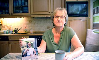 Kerstin Hollmann mit einem Bild ihres verstorbenen Mannes Ralf in der Küche ihres Hauses. Auch fast sieben Monate nach der Tat kann sie die Umstände, unter denen er ums Leben gekommen ist, nicht fassen - und kämpft sich durch, um Hilfe in dieser Zeit zu bekommen. Finanzielle und psychologische. - Nicole Donath Kerstin Hollmann mit einem Bild ihres verstorbenen Mannes Ralf in der Küche ihres Hauses. Auch fast sieben Monate nach der Tat kann sie die Umstände, unter denen er ums Leben gekommen ist, nicht fassen - und kämpft sich durch, um Hilfe in dieser Zeit zu bekommen. Finanzielle und psychologische. - Nicole Donath
