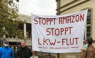 Unter anderem mit einer Mahnwache auf dem Marktplatz machen die Mitglieder der Aktionsgruppe "Beller Feld" an Markttagen auf ihren Protest aufmerksam. - Wolfram Fiedler Unter anderem mit einer Mahnwache auf dem Marktplatz machen die Mitglieder der Aktionsgruppe "Beller Feld" an Markttagen auf ihren Protest aufmerksam. - Wolfram Fiedler