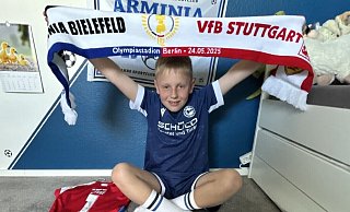 Ole Ellermeyer hat sämtliche Trikots der vergangenen Jahre und natürlich auch schon den Finalschal für Berlin. In seinem Zimmer dominieren die Arminia-Farben. - Nicole Sielermann Ole Ellermeyer hat sämtliche Trikots der vergangenen Jahre und natürlich auch schon den Finalschal für Berlin. In seinem Zimmer dominieren die Arminia-Farben. - Nicole Sielermann