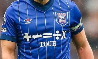 Der englische Premier-League-Klub Ipswich Town spielt in blauen Trikots des Ausrüsters Umbro. Das englische Unternehmen stattet nun auch den DSC Arminia Bielefeld aus. - IMAGO/News Images Der englische Premier-League-Klub Ipswich Town spielt in blauen Trikots des Ausrüsters Umbro. Das englische Unternehmen stattet nun auch den DSC Arminia Bielefeld aus. - IMAGO/News Images