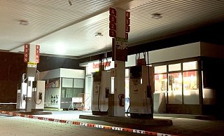 Ein 15-Jähriger stürmte am Freitagabend mit einem Messer eine Tankstelle in Gütersloh. - Paul Brinkmann Ein 15-Jähriger stürmte am Freitagabend mit einem Messer eine Tankstelle in Gütersloh. - Paul Brinkmann