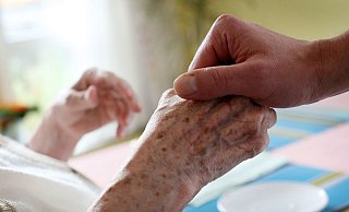 ARCHIV - ILLUSTRATION - Ein Pfleger hält in einem Pflegeheim in Düsseldorf (Nordrhein-Westfalen) die Hand einer Bewohnerin (Foto vom 13.11.2007). Auf einer Pressekonferenz wird am Mittwoch in Düsseldorf ein Projekt zur einfühlsamen Kommunikation bei der Versorgung Schwerstkranker und Sterbender vorgestellt. Foto: Oliver Berg dpa/lnw +++(c) dpa - Bildfunk+++ - picture alliance / dpa ARCHIV - ILLUSTRATION - Ein Pfleger hält in einem Pflegeheim in Düsseldorf (Nordrhein-Westfalen) die Hand einer Bewohnerin (Foto vom 13.11.2007). Auf einer Pressekonferenz wird am Mittwoch in Düsseldorf ein Projekt zur einfühlsamen Kommunikation bei der Versorgung Schwerstkranker und Sterbender vorgestellt. Foto: Oliver Berg dpa/lnw +++(c) dpa - Bildfunk+++ - picture alliance / dpa