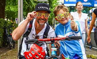 Hugo (8) fährt beim Kinderrennen mit und freut sich schon riesig. Ich wollte unbedingt hierhin, sagt er. Zusammen mit seinem Papa Sebastian ist er am Donnerstag aus Lübbecke angereist und das mit dem Zug, denn mit dem Auto ist kein durchkommen, weiß Hugo. - Daniel Salmon Hugo (8) fährt beim Kinderrennen mit und freut sich schon riesig. Ich wollte unbedingt hierhin, sagt er. Zusammen mit seinem Papa Sebastian ist er am Donnerstag aus Lübbecke angereist und das mit dem Zug, denn mit dem Auto ist kein durchkommen, weiß Hugo. - Daniel Salmon