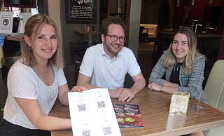 Im Weekend können die Gäste ihre Kontaktdaten bei Betreiber Nicolas Hülser und seinen Mitarbeiterinnen Nele Hinrichs (l.) und Lisa Hecker mit einem QR-Code per Handy hinterlassen. - Sabine Kauke Im Weekend können die Gäste ihre Kontaktdaten bei Betreiber Nicolas Hülser und seinen Mitarbeiterinnen Nele Hinrichs (l.) und Lisa Hecker mit einem QR-Code per Handy hinterlassen. - Sabine Kauke