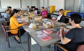 Im Ratssaal bei geöffneten Fenstern und mit Abstand packen Mitarbeiter und Auszubildende der Gemeindeverwaltung Leopoldshöhe die Unterlagen für die Briefwähler zusammen. - Birgit Guhlke Im Ratssaal bei geöffneten Fenstern und mit Abstand packen Mitarbeiter und Auszubildende der Gemeindeverwaltung Leopoldshöhe die Unterlagen für die Briefwähler zusammen. - Birgit Guhlke