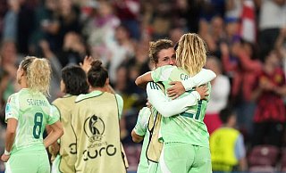 Cristiana Girelli und Michela Cambiaghi (r) betrauern das dramatische Halbfinal-Aus. - Alessandra Tarantino/AP/dpa Cristiana Girelli und Michela Cambiaghi (r) betrauern das dramatische Halbfinal-Aus. - Alessandra Tarantino/AP/dpa