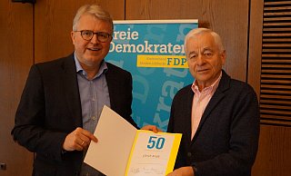 Frank Schäffler dankt Ulrich Kreft (Bad Oeynhausen) für seine 50-jährige Treue zur Partei. - Michael Grundmeier Frank Schäffler dankt Ulrich Kreft (Bad Oeynhausen) für seine 50-jährige Treue zur Partei. - Michael Grundmeier